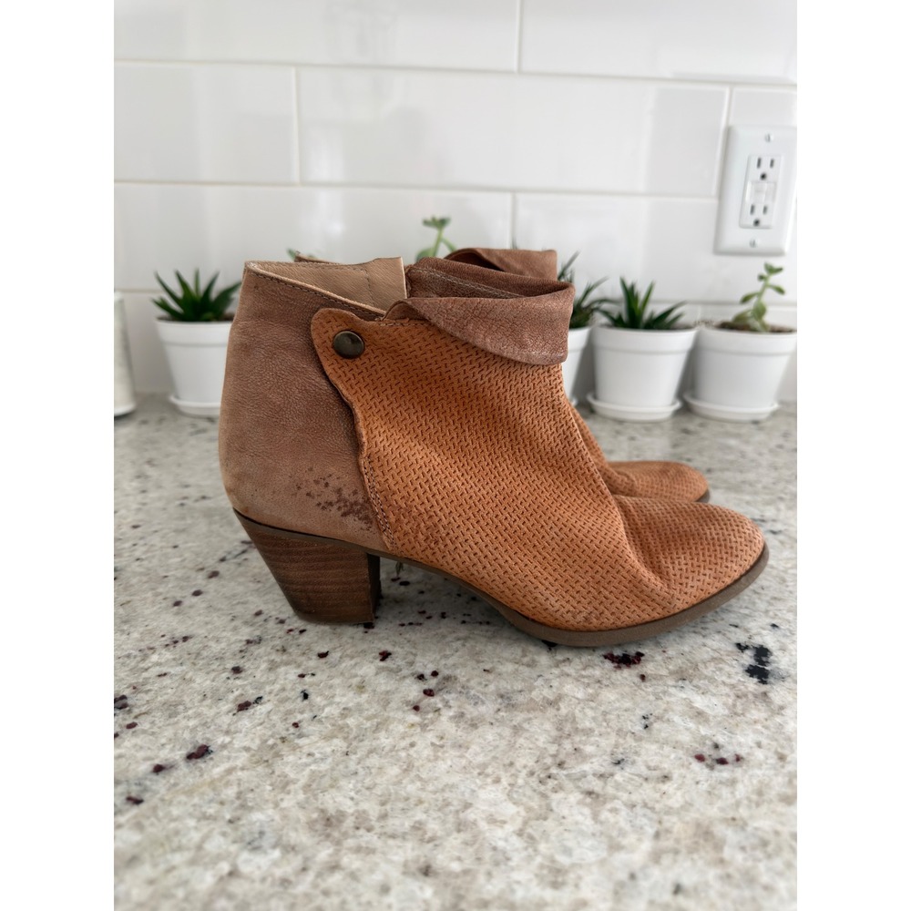 Unity in Diversity Tan Perforated‎ Leather Ankle Boots Size 39 (US 8.5)